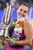 女子テニス、武漢オープン、シングルス決勝。トロフィーを手に優勝を喜ぶアリーナ・サバレンカ（2024年10月13日撮影）。(c)WANG Zhao/ AFP