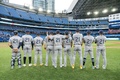 22MLB、トロント・ブルージェイズ対タンパベイ・レイズ。背番号21のユニホームを着て試合前にポーズをとるタンパベイ・レイズの先発選手（2022年9月15日撮影）。(c)Mark Blinch/Getty Images/AFP