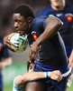 タックルを受けながらも突破を図るフランスのヤニック・ニャンガ（%%Yannick Nyanga%%）。(c)AFP/FRANCK FIFE