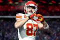 23NFL、カンファレンス準決勝、バッファロー・ビルズ対カンザスシティ・チーフス。タッチダウンを喜ぶカンザスシティ・チーフスのトラビス・ケルシー（2024年1月21日撮影）。(c)Al Bello/Getty Images/ AFP