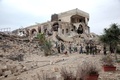 シリア北部アレッポ（Aleppo）で、政府軍の拠点として利用され、反体制派によって爆破されたホテル（2014年5月8日撮影）。(c)AFP