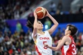 第19回アジア競技大会、バスケットボール女子決勝、中国対日本。シュートを狙う中国の王思雨（左、2023年10月5日撮影）。(c)Philip FONG / AFP
