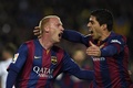14-15スペイン1部リーグ第28節、FCバルセロナ対レアル・マドリード。先制点を挙げてチームメートのルイス・スアレスと一緒に喜ぶFCバルセロナのジェレミ・マシュー（2015年3月22日撮影）。(c)AFP/LLUIS GENE