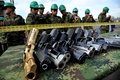 コロンビア・ボヤカ（Boyaca）州ソガモソ（Sogamoso）で、左翼ゲリラ「コロンビア革命軍（FARC）」と「民族解放軍（ELN）」から当局が押収した銃器の一部（2014年11月25日撮影）。(c)AFP/Guillermo LEGARIA