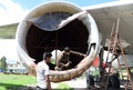 ネパールのカトマンズで、航空博物館として生まれ変わる飛行機のエンジン部分で作業する男性（2017年7月18日撮影）。(c)AFP/PRAKASH MATHEMA