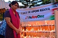 襲撃事件があったケニア・ナイロビ（Nairobi）のショッピングモール「ウエストゲート（Westgate）」外に設置された犠牲者名簿を見つめる女性（2013年9月29日撮影）。(c)AFP/CARL DE SOUZA