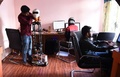 ネパールの首都カトマンズにあるスタートアップ企業パアイラ・テクノロジーで作業を行うエンジニア（2018年10月31日撮影）。(c)Prakash MATHEMA / AFP