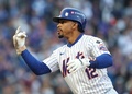 24MLB、ナ・リーグ優勝決定シリーズ（7回戦制）、ニューヨーク・メッツ対ロサンゼルス・ドジャース。1回に安打を放ち喜ぶニューヨーク・メッツのフランシスコ・リンドーア（2024年10月18日撮影）。(c) Al Bello/Getty Images/AFP