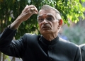 インド・ニューデリー（New Delhi）でマンモハン・シン（Manmohan Singh）首相と協議後に記者団の前に現れたインドのシブラジ・パティル（Shivraj Patil）内相（2008年11月27日撮影）。(c)AFP/RAVEENDRAN