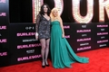 クリスティーナ・アギレラ（Christina Aguilera）初主演の映画『バーレスク（Burlesque）』のプレミア上映会が15日、ロサンゼルス（Los Angeles）で開催された。日本公開は12月18日から。写真は、レッドカーペットに登場したアギレラ（右）と共演者のシェール（Cher、2010年11月17日撮影）。(c)AFP/Getty Images/Jason Merritt