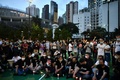 香港・ビクトリア公園で、天安門事件から31年の追悼集会に集まりろうそくをともす人々（2020年6月4日撮影）。(c)Anthony WALLACE / AFP