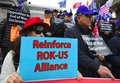 韓国・ソウルで行われた反北朝鮮デモで、プラカードを持って抗議する親米保守派の活動家ら（2019年2月26日撮影）。(c)Jung Yeon-je / AFP