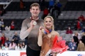 フィギュアスケート全米選手権、ペア・フリースケーティング（FS）。金メダルを手にポーズをとるアレクサ・クニエリム（右）とブランドン・フレイジャー（2023年1月28日撮影）。(c)Ezra Shaw/Getty Images/AFP