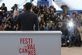 南仏カンヌ（Cannes）で開催中の第66回カンヌ国際映画祭（Cannes Film Festival）で20日、コンペティション部門に出品されている三池崇史（Takashi Miike）監督作『藁の楯』の公式上映が行われ、監督とともに主演の大沢たかお（Takao Osawa）、共演者の松嶋菜々子（Nanako Matsushima）がレッドカーペットを歩いた。この日は、公式上映に先立ち、記者会見とフォトコールも行われた。

写真は、フォトコールに登場した大沢（2013年5月20日撮影）。(c)AFP/LOIC VENANCE