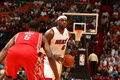 13-14NBA、マイアミ・ヒート（Miami Heat）対ヒューストン・ロケッツ（Houston Rockets）。パスコースを探すマイアミ・ヒートのレブロン・ジェームズ（LeBron James、2014年3月16日撮影）。(c)AFP/Getty Images/NBAE/Issac Baldizon