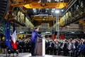仏東部ベルフォールの原子力発電用タービン工場で、演説するエマニュエル・マクロン大統領（中央、2022年2月10日撮影）。(c)Jean-Francois Badias / POOL / AFP