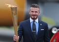 英国に到着したロンドン五輪の聖火トーチを持つサッカー元イングランド代表のデビッド・ベッカム（David Beckham、2012年5月18日撮影）。(c)AFP/CARL COURT