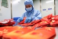 北京冬季五輪の関係者が着用するマスクを作る作業員。中国・山東省浜州市で（2022年1月27日撮影）。(c)AFP