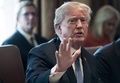 米首都ワシントンのホワイトハウスで開かれた閣議で発言するドナルド・トランプ大統領（2018年4月9日撮影）。(c)AFP PHOTO / NICHOLAS KAMM