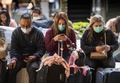 米カリフォルニア州ロサンゼルス空港で、アジア発の航空機で到着したマスク姿の人々（2020年1月29日撮影）。(c)Mark RALSTON / AFP