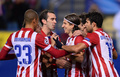 サッカー欧州チャンピオンズリーグ2013-14（UEFA Champions League 2013-14）グループG第4節、アトレティコ・マドリード（Atletico de Madrid）対オーストリア・ウィーン（Austria Vienna）。得点を挙げ、チームメートと喜ぶアトレティコ・マドリードのフィリペ・ルイス・カスミルスキ（Filipe Luis Kasmirski、右から2人目、2013年11月6日撮影）。(c)AFP/PIERRE-PHILIPPE MARCOU