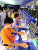 韓国・大田（Taejeon）でネットゲームに興じる人たち（2010年12月2日撮影）。(c)AFP/KIM-JAE HWAN