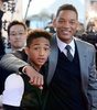 米俳優ウィル・スミス（Will Smith）と息子のジェイデン・スミス（Jaden Smith）が1日、都内で行われた新作映画『アフター・アース（After Earth）』のPRイベントに出席した。地元の中学生と記念撮影をするなどし、イベントは大いに盛り上がった。同作は6月21日から全国で公開される（2013年5月1日撮影）。(c)AFP/Toru YAMANAKA