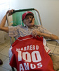 キューバ・ハバナ（Havana）の自宅で、100歳の誕生日を祝福されるコンラッド・マレーロ（Conrado Marrero）氏（2011年4月25日撮影）。(c)AFP
