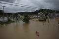 ブラジル･サンパウロ（Sao Paulo）から西に35キロのFranco da Rochaで、水没した道路をカヤックで移動する住民（2011年1月12日撮影）。(c)AFP/Mauricio LIMA
