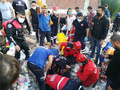 トルコのイズミルで、地震により倒壊した建物で行方不明者の捜索を行う人々（2020年10月30日撮影）。(c)MERT CAKIR / AFP