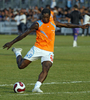 試合前にシュート練習を行うマルセイユのジブリル・シセ（%%Djibril Cisse%%）。(c)AFP/RAYMOND ROIG