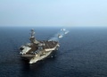 南シナ海を航行する米空母「セオドア・ルーズベルト」。米海軍提供（2018年4月11日入手）。(c)AFP PHOTO /US NAVY/ANTHONY J. RIVERA/HANDOUT