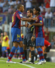 ジオバンニ・ドスサントス（%%Giovanni Dos Santos%%、右）と途中交代するアンリ。(c)AFP/CESAR RANGEL