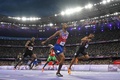 パリ五輪、陸上男子400メートル決勝。フィニッシュする米国のクインシー・ホール（中央）、英国のマシュー・ハドソンスミス（右）ら（2024年8月7日撮影）。(c)Jewel SAMAD / AFP