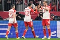サッカー欧州チャンピオンズリーグ、決勝トーナメント1回戦第2戦、バイエルン・ミュンヘン対ラツィオ。先制点を挙げ、ラファエル・ゲレイロ（左）、ジャマル・ムシアラ（中央）と喜ぶバイエルン・ミュンヘンのハリー・ケイン（2024年3月5日撮影）。(c)Kirill KUDRYAVTSEV / AFP