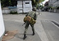 イスラム武装勢力の襲撃を受けたフィリピン南部ミンダナオ（Mindanao）島の商業都市サンボアンガ（Zamboanga）では、襲撃から4日目となる12日、軍と武装勢力との激しい戦闘が始まった。

独立運動を数十年にわたって続けている反政府勢力「モロ民族解放戦線（MNLF）」のメンバー約180人は9日、ボートでサンボアンガに上陸し、市沿岸部の村を占拠。村人らを「人間の盾」として軍に対抗している。これに対しフィリピン軍は精鋭およそ200人の部隊を投入し、警察の支援を受けて包囲網を狭めている。サンボアンガでは約1万3000人が自宅から避難しているほか、政府庁舎などには厳重な警備が敷かれ、街中は閑散としている。

写真は市内で武装勢力掃討に当たるフィリピン軍の海兵隊員（2013年9月10日撮影）。(c)AFP/TED ALJIBE