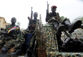 中央アフリカ首都バンギ（Bangui）の大統領府のそばでピックアップトラックに乗る反政府勢力セレカ（Seleka）の少年兵（2013年3月25日撮影）。(c)AFP/SIA KAMBOU
