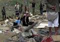 イエメンの首都サヌアで、サウジアラビア主導の連合軍による空爆で家屋を破壊された住民ら（2016年8月11日撮影、資料写真）。(c)AFP/MOHAMMED HUWAIS