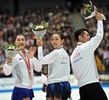 フィギュアスケート、地域対抗戦のジャパンオープン（Japan Open 2013）。優勝を飾り、表彰式に臨む日本の（左から）村上佳菜子（Kanako Murakami）、浅田真央（Mao Asada）、高橋大輔（Daisuke Takahashi、2013年10月5日撮影）。(c)AFP/KAZUHIRO NOGI