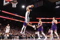 23-24NBA、フェニックス・サンズ対サンアントニオ・スパーズ。ダンクシュートを狙うサンアントニオ・スパーズのビクター・ウェンバンヤマ（2023年11月2日撮影）。(c)Christian Petersen/Getty Images/AFP