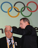 第120回IOC総会で言葉を交わすIOCのジャック・ロゲ会長（右）とFIFAのジョセフ・ゼップ・ブラッター会長。（2008年8月7日撮影）(c)AFP/MARK RALSTON
