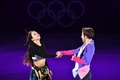 平昌冬季五輪、フィギュアスケートのエキシビションに臨むミン・ユラ/アレクサンダー・ガメリン組（2018年2月25日撮影）。(c)AFP/Mladen ANTONOV
