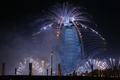 アラブ首長国連邦（UAE）のドバイ（Dubai）にある高級ホテル「ブルジュ・アル・アラブ（Burj Al Arab）」周辺で、同国の建国記念日と、2020年に開催される万国博覧会の開催地がドバイに決定したことを祝って打ち上げられた花火（2013年12月2日撮影）。(c)AFP/KARIM SAHIB