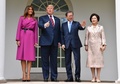 米首都ワシントンにあるホワイトハウスで、韓国の文在寅大統領（右から2人目）と金正淑夫人（右端）を迎えるドナルド・トランプ米大統領（左から2人目）とメラニア・トランプ夫人（左端、2019年4月11日撮影）。(c)Nicholas Kamm / AFP