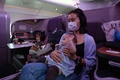 シンガポールのシンガポール（チャンギ）国際空港に駐機された、シンガポール航空の旅客機内に期間限定で開かれたレストランで、食事を楽しむ人々（2020年10月24日撮影）。(c)ROSLAN RAHMAN / AFP