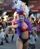 南米ウルグアイの首都モンテビデオ（Montevideo）で行われた、カーニバルの開幕パレードで踊るダンサー（2014年1月25日撮影）。(c)AFP/Miguel ROJO