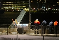 米ニューヨーク（New York）のハドソン川（Hudson River）に不時着水したUSエアウェイズ(US Airways)1549便の翼（2009年1月15日撮影）。(c)AFP/Getty Images/Daniel Barry