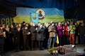 ウクライナの首都キエフ（Kiev）にある独立広場（Independence Square）で、暫定内閣の閣僚名簿を発表する野党指導者ら（2014年2月26日撮影）。(c)AFP