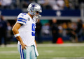 13-14NFL第15週、ダラス・カウボーイズ（Dallas Cowboys）対グリーンベイ・パッカーズ（Green Bay Packers）。試合に敗れ、フィールドを後にするダラス・カウボーイズのトニー・ロモ（Tony Romo、2013年12月15日撮影）。(c)AFP/Getty Images/Tom Pennington