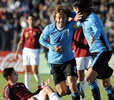 前半11分に先制点を決めて歓喜するウルグアイのディエゴ・ルガーノ（%%Diego Lugano%%、中央）。（2008年6月14日撮影）(c)AFP/PABLO PORCIUNCULA
